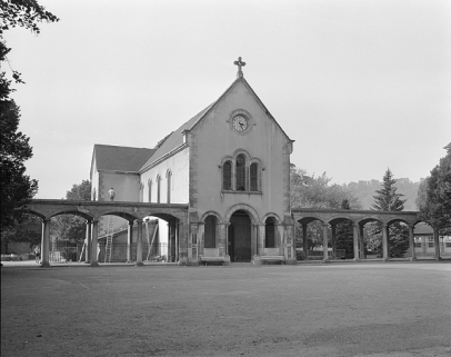 Façade antérieure de la chapelle et portique. © Région Bourgogne-Franche-Comté, Inventaire du patrimoine