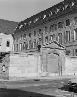 Façade latérale de l'aile gauche en retour et faux portail. © Région Bourgogne-Franche-Comté, Inventaire du patrimoine