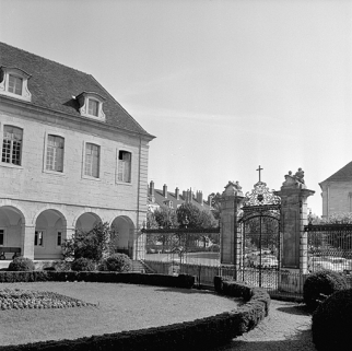 Vue postérieure de la grille fermant la cour. © Région Bourgogne-Franche-Comté, Inventaire du patrimoine