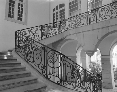 Vue d'ensemble du grand escalier et de la galerie bordant la cour. © Région Bourgogne-Franche-Comté, Inventaire du patrimoine