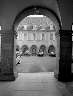 Vue du cloître depuis la galerie ouest. © Région Bourgogne-Franche-Comté, Inventaire du patrimoine