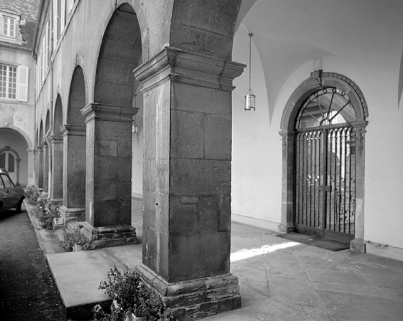 Cloître, galerie sud : porte d'accès à l'escalier. © Région Bourgogne-Franche-Comté, Inventaire du patrimoine