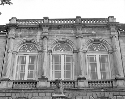 Façade nord. Détail : partie supérieure de l'avant-corps central. © Région Bourgogne-Franche-Comté, Inventaire du patrimoine