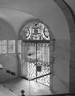 Vestibule : grille du pavillon du Jeu de l'Arquebuse. © Région Bourgogne-Franche-Comté, Inventaire du patrimoine