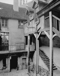 Vue de la cour intérieure avec l'escalier. © Région Bourgogne-Franche-Comté, Inventaire du patrimoine