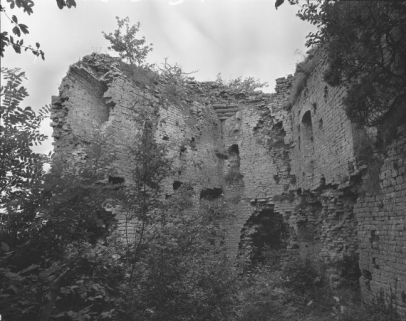 Vue intérieure du donjon montrant le passage à l'intérieur du mur. © Région Bourgogne-Franche-Comté, Inventaire du patrimoine