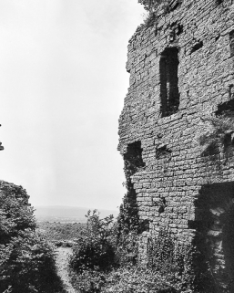 Vue extérieure du donjon et panorama. © Région Bourgogne-Franche-Comté, Inventaire du patrimoine