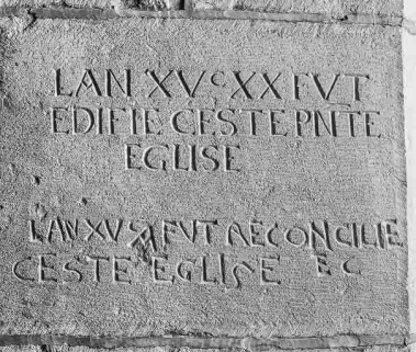 Intérieur : inscription commémorant la fondation de l'église © Région Bourgogne-Franche-Comté, Inventaire du patrimoine