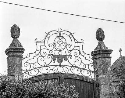 Partie supérieure de la grille d'entrée datée de 1740. © Région Bourgogne-Franche-Comté, Inventaire du patrimoine