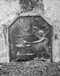 Bâtiement annexe : plaque de cheminée représentant un forgeron. © Région Bourgogne-Franche-Comté, Inventaire du patrimoine