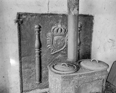 Bâtiment annexe : plaque de cheminée (écu encadré de deux palmes surmonté d'une couronne). © Région Bourgogne-Franche-Comté, Inventaire du patrimoine