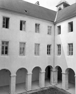 L'angle sud ouest du cloître. © Région Bourgogne-Franche-Comté, Inventaire du patrimoine