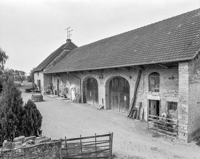 Le bâtiment à droite de la cour. © Région Bourgogne-Franche-Comté, Inventaire du patrimoine