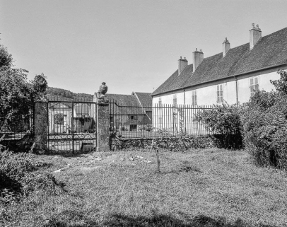 La grille au fond de la cour. © Région Bourgogne-Franche-Comté, Inventaire du patrimoine