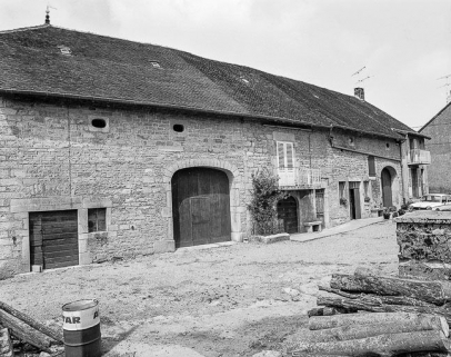 Façade antérieure vue de trois quarts gauche. © Région Bourgogne-Franche-Comté, Inventaire du patrimoine