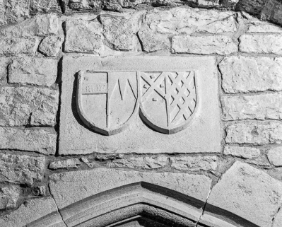 Blasons situés au-dessus du portail d'entrée de la nef. © Région Bourgogne-Franche-Comté, Inventaire du patrimoine