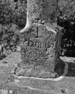 Croix de cimetière : socle. © Région Bourgogne-Franche-Comté, Inventaire du patrimoine