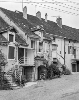 Façade antérieure vue de trois quarts gauche. © Région Bourgogne-Franche-Comté, Inventaire du patrimoine