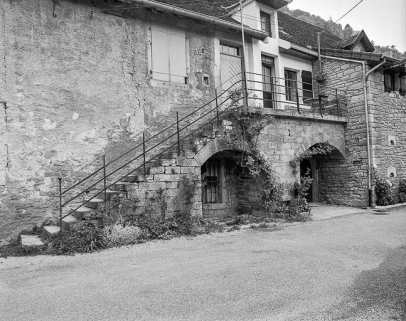 Façade antérieur : escalier à gauche de l'avancée. © Région Bourgogne-Franche-Comté, Inventaire du patrimoine
