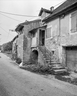 Façade antérieur : escalier à droite de l'avancée. © Région Bourgogne-Franche-Comté, Inventaire du patrimoine