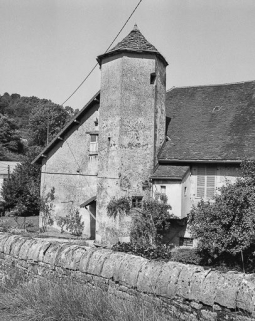 Vue du muret et de la tour. © Région Bourgogne-Franche-Comté, Inventaire du patrimoine
