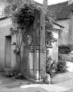 Pilier droit du portail d'entrée de la cour. © Région Bourgogne-Franche-Comté, Inventaire du patrimoine