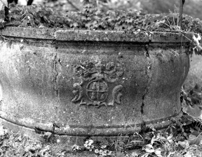 Blason sur la margelle du puits. © Région Bourgogne-Franche-Comté, Inventaire du patrimoine