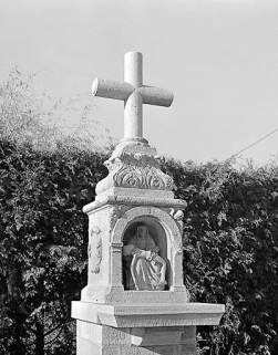 Croix après restauration : partie supérieure. © Région Bourgogne-Franche-Comté, Inventaire du patrimoine Croix après restauration : partie supérieure. © Région Bourgogne-Franche-Comté, Inventaire du patrimoine