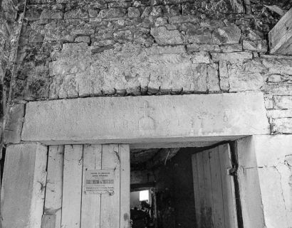 Détail : linteau de la porte d'écurie. © Région Bourgogne-Franche-Comté, Inventaire du patrimoine