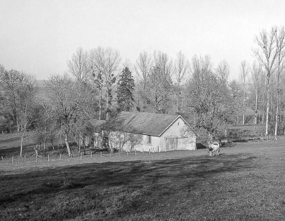 Vue d'ensemble éloignée du revers des bâtiments. © Région Bourgogne-Franche-Comté, Inventaire du patrimoine