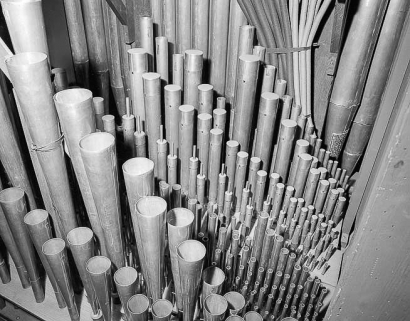 Tuyauterie du grand orgue vue de trois quarts droit. © Région Bourgogne-Franche-Comté, Inventaire du patrimoine