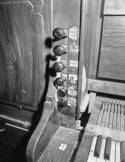 Tirants de registre, côté gauche, vus de face. © Région Bourgogne-Franche-Comté, Inventaire du patrimoine