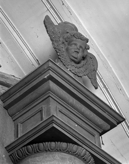 Couronnement de la tourelle droite, angelot vu de trois quarts gauche. © Région Bourgogne-Franche-Comté, Inventaire du patrimoine