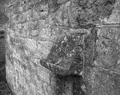 Façade antérieure : le pupitre à gauche du portail. © Région Bourgogne-Franche-Comté, Inventaire du patrimoine