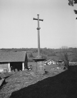 La croix du cimetière, vue de trois quarts arrière. © Région Bourgogne-Franche-Comté, Inventaire du patrimoine