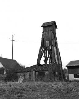 Chevalement du puits n° 10 en 1985. © Région Bourgogne-Franche-Comté, Inventaire du patrimoine Chevalement du puits n° 10 en 1985. © Région Bourgogne-Franche-Comté, Inventaire du patrimoine