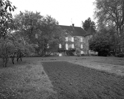 Façade antérieure, vue de trois quarts. © Région Bourgogne-Franche-Comté, Inventaire du patrimoine