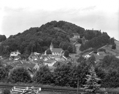 Vue générale de la colline du château-fort. © Région Bourgogne-Franche-Comté, Inventaire du patrimoine