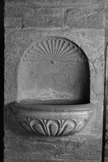 Bénitier sous la tribune. © Région Bourgogne-Franche-Comté, Inventaire du patrimoine Bénitier sous la tribune. © Région Bourgogne-Franche-Comté, Inventaire du patrimoine