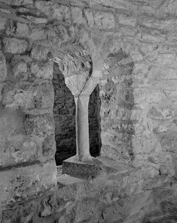 Eglise Saint-Désiré. Crypte, détail d'une baie de l'abside donnant sur le déambulatoire. © Région Bourgogne-Franche-Comté, Inventaire du patrimoine