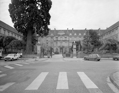 Vue d'ensemble sur la cour d'entrée. © Région Bourgogne-Franche-Comté, Inventaire du patrimoine
