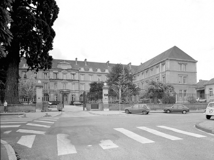 Vue du corps de bâtiment central et de l'aile en retour droite. © Région Bourgogne-Franche-Comté, Inventaire du patrimoine