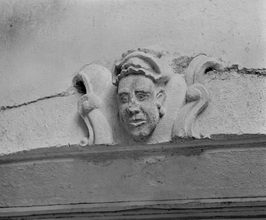 Masque au-dessus d'une baie. © Région Bourgogne-Franche-Comté, Inventaire du patrimoine