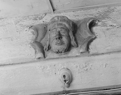 2e étage, masque au-dessus de la porte. © Région Bourgogne-Franche-Comté, Inventaire du patrimoine