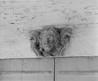 2e étage, masque au-dessus de la fenêtre de droite. © Région Bourgogne-Franche-Comté, Inventaire du patrimoine