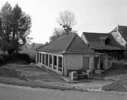 Façades postérieures depuis la cour en 1988. © Région Bourgogne-Franche-Comté, Inventaire du patrimoine Façades postérieures depuis la cour en 1988. © Région Bourgogne-Franche-Comté, Inventaire du patrimoine