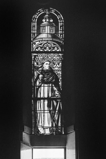 Baie représentant un saint (saint Benoît de Nursie ?). © Région Bourgogne-Franche-Comté, Inventaire du patrimoine