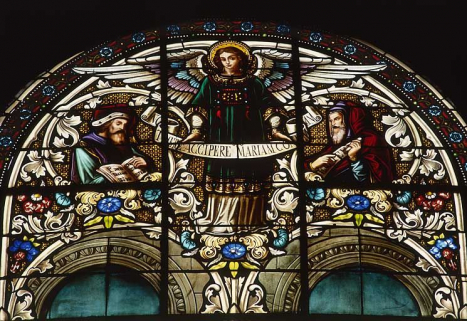 Baie 1 : mariage de la Vierge, détail du tympan. © Région Bourgogne-Franche-Comté, Inventaire du patrimoine