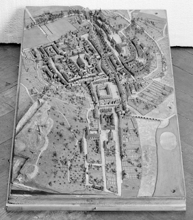 Vue d'ensemble, côté ouest, 1823-1826. Extrait du plan-relief de 1823-1826, par R.G.I. Wild, échelle 1:1000 (conservé au Musée historique du Vieux Montbéliard).. © Région Bourgogne-Franche-Comté, Inventaire du patrimoine Vue d'ensemble, côté ouest, 1823-1826. Extrait du plan-relief de 1823-1826, par R.G.I. Wild, échelle 1:1000 (conservé au Musée historique du Vieux Montbéliard).. © Région Bourgogne-Franche-Comté, Inventaire du patrimoine