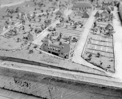 Vue d'ensemble des façades sud et ouest, 1823-1826. Extrait du plan-relief de 1823-1826, par R.G.I. Wild, échelle 1:1000 (conservé au Musée historique du Vieux Montbéliard). © Région Bourgogne-Franche-Comté, Inventaire du patrimoine Vue d'ensemble des façades sud et ouest, 1823-1826. Extrait du plan-relief de 1823-1826, par R.G.I. Wild, échelle 1:1000 (conservé au Musée historique du Vieux Montbéliard). © Région Bourgogne-Franche-Comté, Inventaire du patrimoine